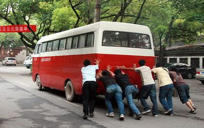 19.06.2008: Triệu Vy đi bus "6 sức người" | 赵薇乘公交 众人推着走
