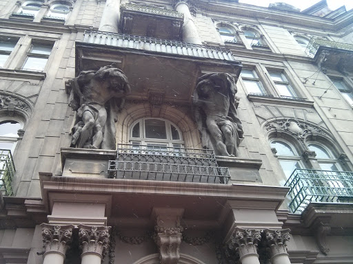 Балкон з титанами