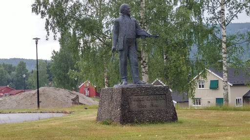 Statue Av Truls Gjørpen