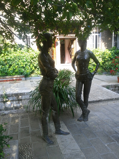 二女雕塑