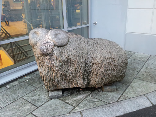 Sheep Statue, Flåten Senter 