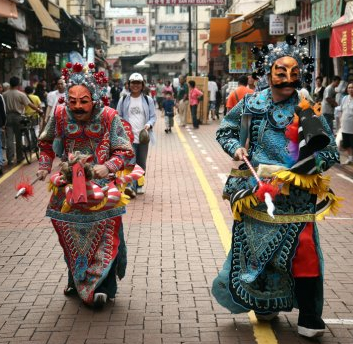 Hoi Chiu and Mok Chun as traditional Chinese warrior characters