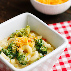 Skinny Macaroni and Cheese Soup with Broccoli