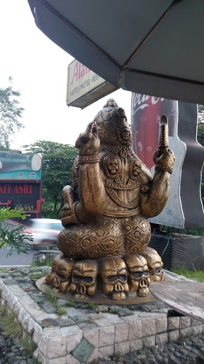 Patung Bokong Semox Maut