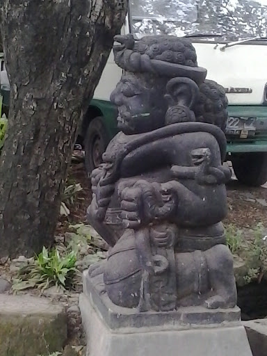 Patung Buto Nyekel Palu