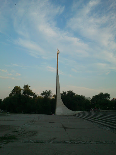 Монумент с загогулиной
