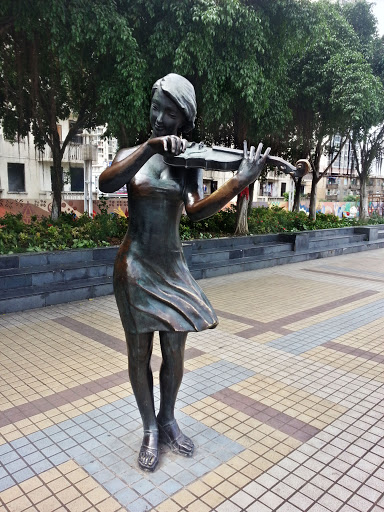 Statue of Violinist