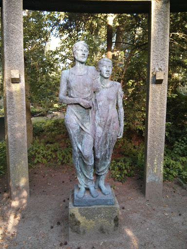 Mutter und Tochter am Waldfriedhof