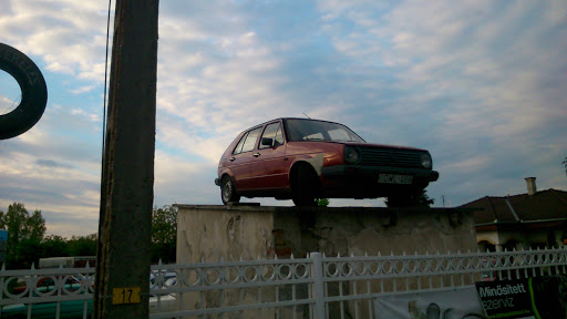 Autó a tetőn