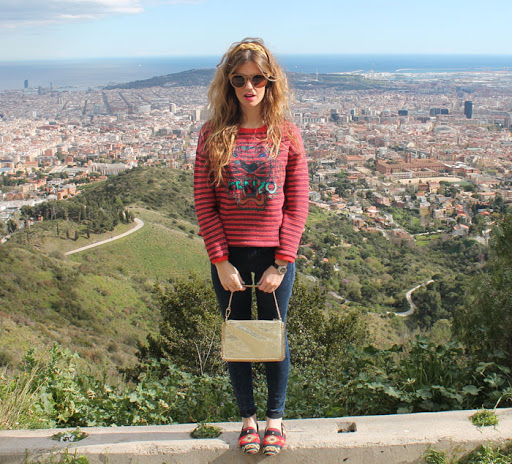 Blogger spagnola Coolhunterdiary con gli occhiali di legno Ribot 