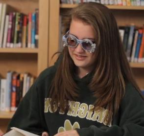 Niña disléxico con gafas