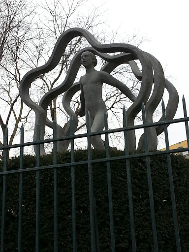 Statue Au Bord Du Parc Pic Vanves