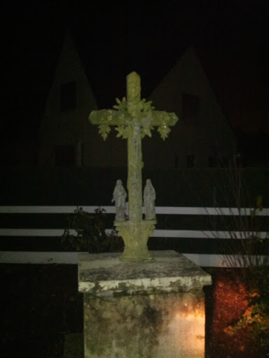 Crucifix Aux Vierges Jumelles