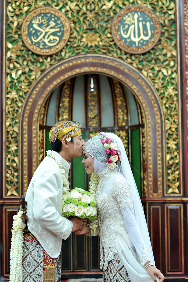 Sacred Kiss Muslim Wedding On Mosque Bride Groom Wedding