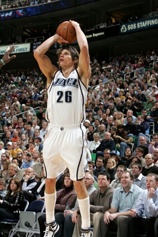 [be371aa81be35fdf62cfedc325138d77-getty-76076063_mm003_hornets_jazz[3].jpg]