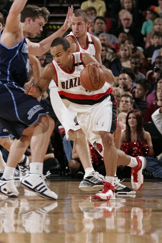 [Oct 12 2008 [Sam Forencich NBAE Getty] Driving on Fes[3].jpg]