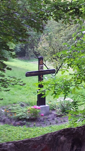 Krzyż w ogrodzie