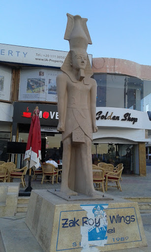 Zak Royal Wings Hotel Statue