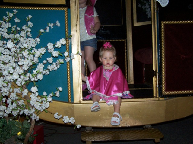 [cinderella in stagecoach[3].jpg]