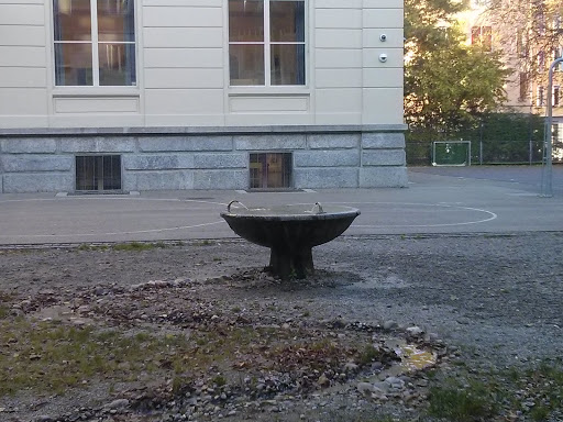 Brunnen im Schulhof