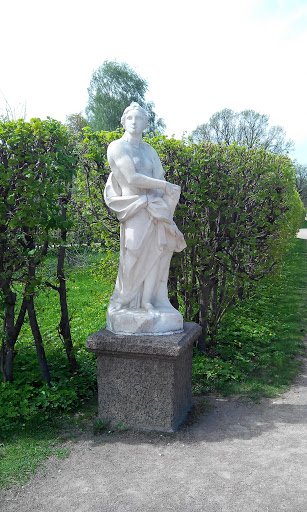 Статуя напротив грота. Левая.