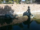Estatua Nadando Con Delfines 