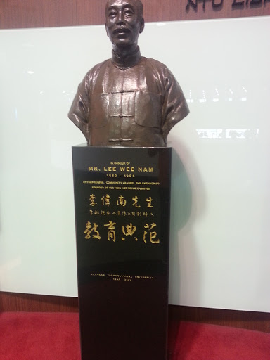 Lee Wee Nam Statue