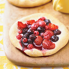 Berry Breakfast Pizzas