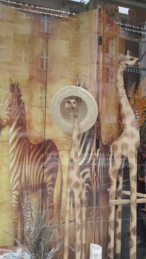 Giraffe mit Strohhut