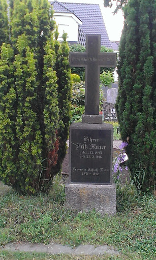Alter Grabstein von 1916 Mit Kreuz