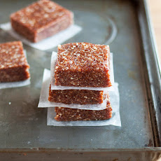 How to Make Easy 3-Ingredient Energy Bars at Home