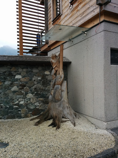 Holzbau Statue