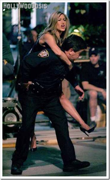Jennifer Aniston en 30 rock llevada por un policia por acosadora