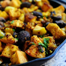 Cornbread Dressing with Sausage and Apples