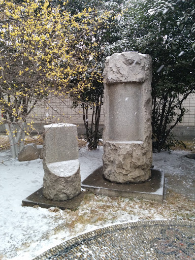圆柱形碑