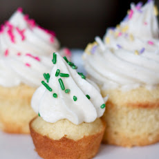 Classic Vanilla Cupcakes