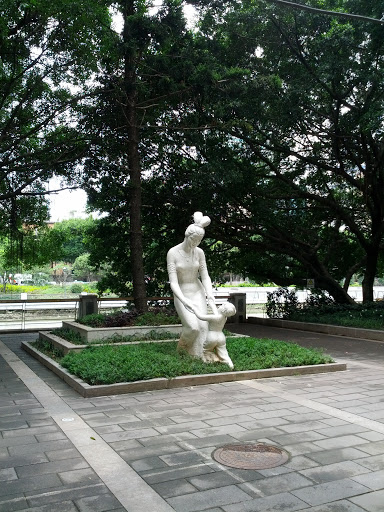 晋河公园子母雕像