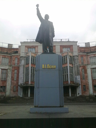 Lenin near the Palace