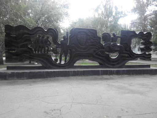 Памятник Н. Островскому и Павке Корчагину