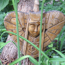 Деревянный идол в клумбе