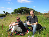 Peter och Jonas tar en paus bredvid en b�ck