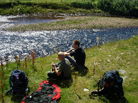 Janne och Jonas tar en paus p� v�gen till Bowmore