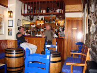 Peter och Janne tar en �l p� en trevlig pub i Bowmore