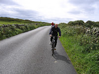 Janne och Peter cyklar mot Ardbeg