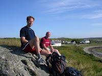 Jonas och Janne en mycket varm dag p� v�g till Bruichladdich