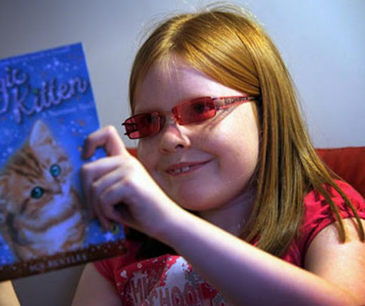niña dislexica con gafas Chromagen
