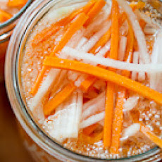 Vietnamese Pickles with Carrot and Daikon Radish (Do Chua)