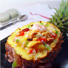 Baked pineapple fried rice with cashew nuts