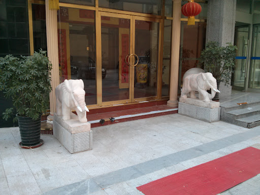 大象门前雕塑