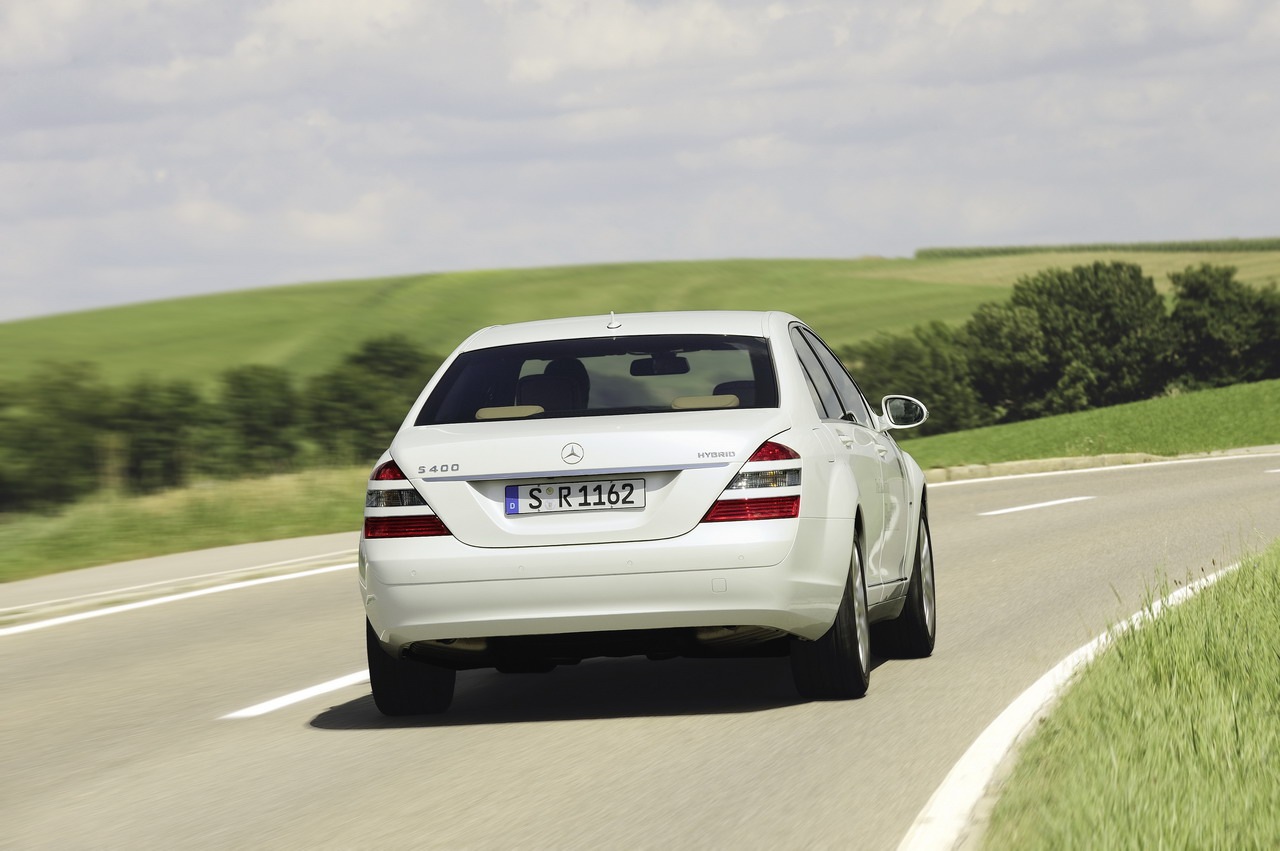 [Mercedes-Benz_S_400_BlueHYBRID-02[3].jpg]